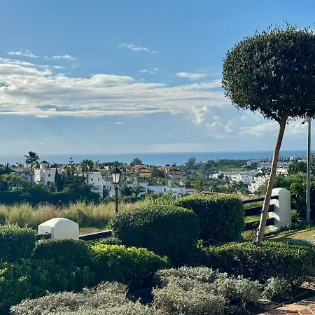 Апартаменти Luxury Sunset Golf With Spacious Private Garden & Seaview Естепона