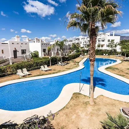 公寓 Luxury Sunset Golf With Spacious Private Garden & Seaview 埃斯特波纳